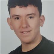 Profesor de economía con titulación de bachillerato cursando primer año de ADE